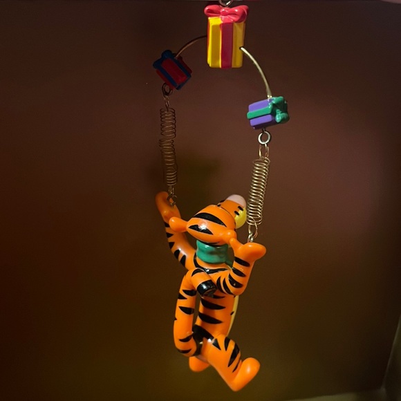 Disney Winnie The Pooh "Tigger Juggling Gifts" Presents Christmas Ornament RARE - Picture 4 of 4